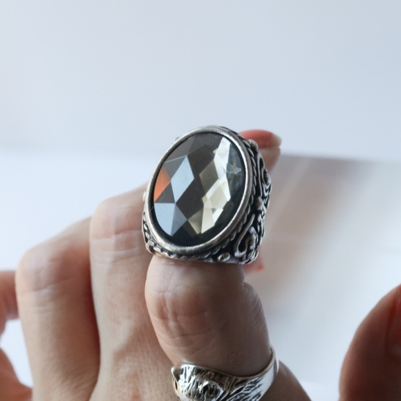 Silver-tone Ring with Faceted Smokey Gray Acrylic Stone Size 5.5 - Picture 3 of 15